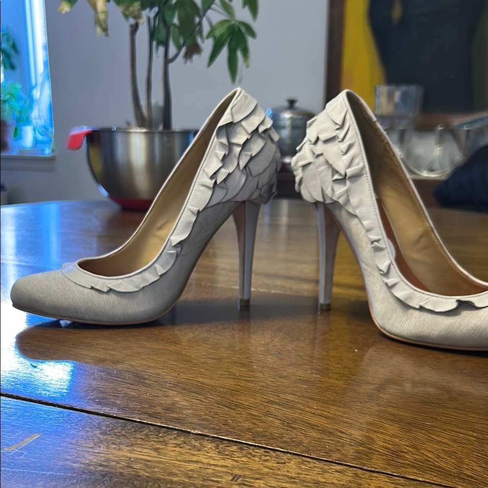 Badgley Mischka Women's Light Tan Silk & Leather Ruffle Heels, size 8
